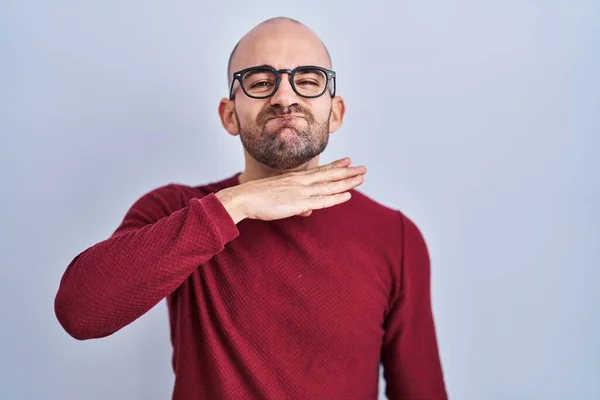 Jovem Careca Com Barba Sobre Fundo Branco Usando Óculos Cortando — Fotografia de Stock