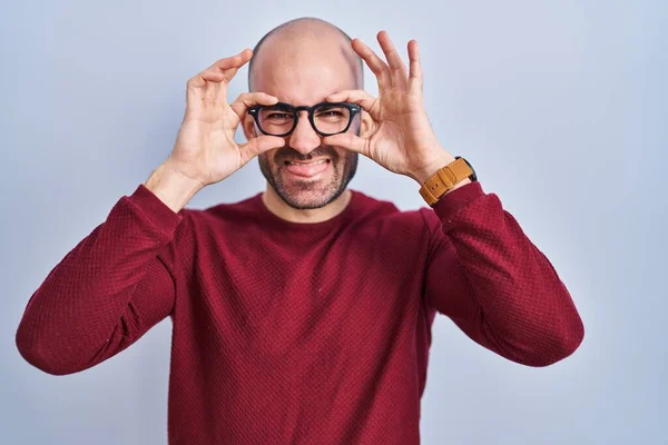 Homem Careca Jovem Com Barba Sobre Fundo Branco Usando Óculos — Fotografia de Stock