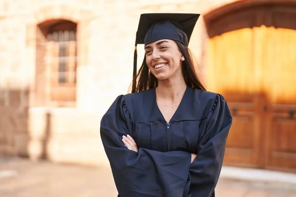 Young Hispanic Woman Wearing Graduated Uniform Standing Arms Crossed Gesture — Foto de Stock