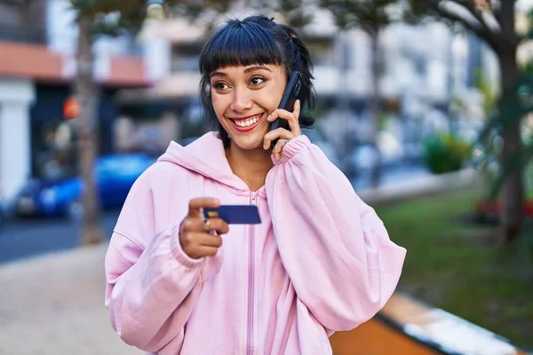 Fiatal Beszél Okostelefonon Használja Hitelkártyát Parkban — Stock Fotó