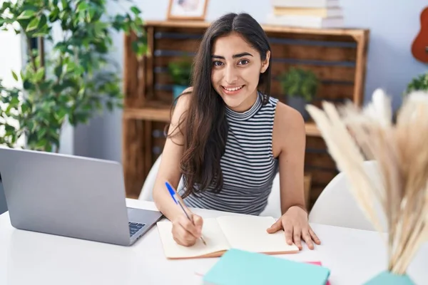 Joven Chica Hispana Sonriendo Confiada Estudiando Casa — Foto de Stock