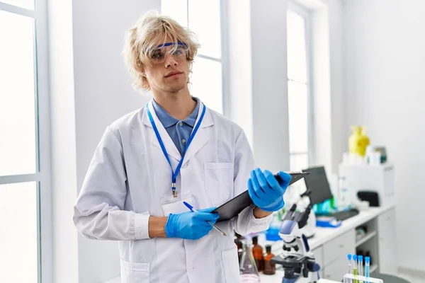 Ung Blond Man Forskare Skriver Rapport Som Arbetar Laboratoriet — Stockfoto