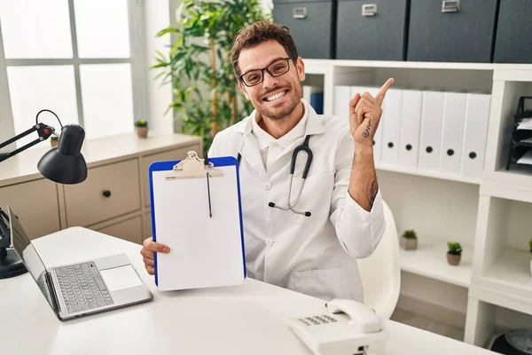 Doktor Steteskop Takan Genç Spanyol Adam Elinde Dosyayla Mutlu Bir — Stok fotoğraf