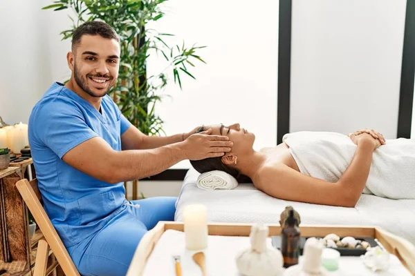 Latina Uomo Donna Indossa Fisioterapia Uniforme Avendo Sessione Riabilitazione Massaggiare — Foto Stock