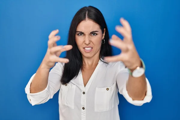 Jeune Femme Hispanique Debout Sur Fond Bleu Criant Frustré Par — Photo