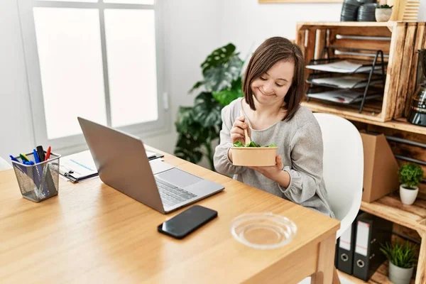 Brünette Frau Mit Syndrom Arbeitet Beim Salatessen Büro — Stockfoto