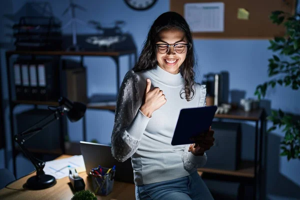 Jovem Brasileira Usando Touchpad Noite Trabalhando Escritório Fazendo Gestos Felizes — Fotografia de Stock