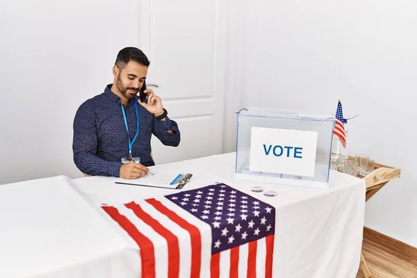 年轻的他的惊慌失措的男人微笑着 自信地用智能手机在选举学院工作 — 图库照片