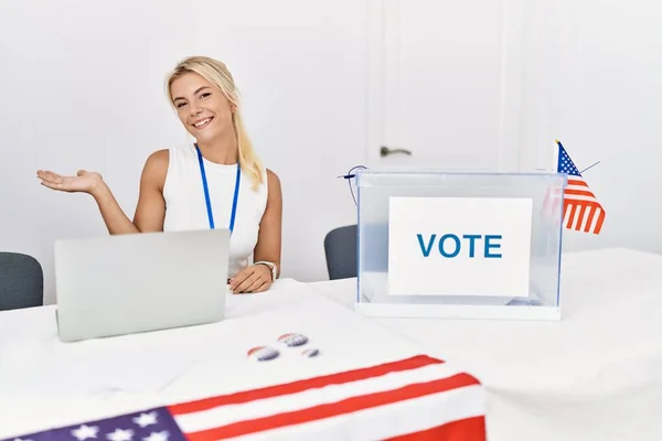 Mladá Běloška Americké Politické Kampani Volby Veselým Úsměvem Prezentující Ukazující — Stock fotografie