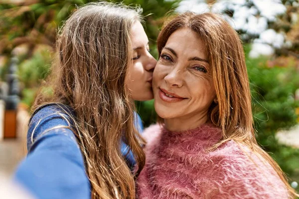 在公园里 妈妈和女儿互相拥抱 亲吻着 在镜头前自拍 — 图库照片
