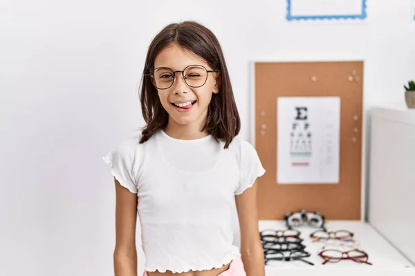 Jong Hispanic Meisje Dragen Bril Knipperen Kijken Naar Camera Met — Stockfoto