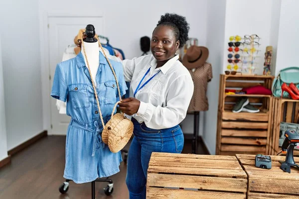 Νεαρή Αφρικάνα Αμερικανίδα Καταστηματάρχης Χαμογελά Αυτοπεποίθηση Δουλεύοντας Στο Κατάστημα Ρούχων — Φωτογραφία Αρχείου