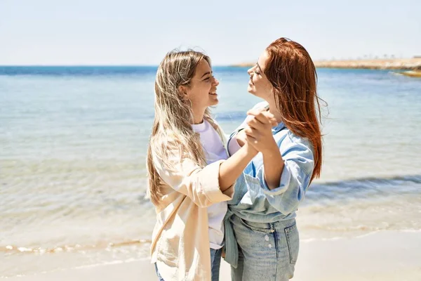 Δύο Νεαρές Λεσβίες Ερωτευμένες Στην Παραλία Όμορφες Γυναίκες Μαζί Χορεύουν — Φωτογραφία Αρχείου