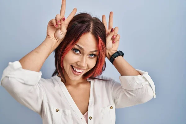 Junge Kaukasische Frau Trägt Lässiges Weißes Hemd Über Isoliertem Hintergrund — Stockfoto