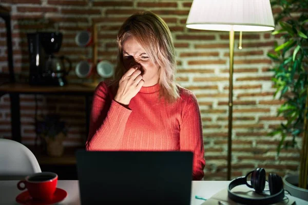 Blond Kvinna Använder Laptop Natten Hemma Luktar Något Stinkande Och — Stockfoto