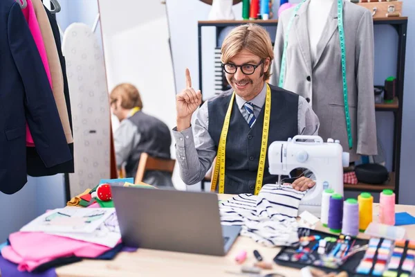 Homme Caucasien Avec Moustache Couturière Designer Faire Appel Vidéo Utilisant — Photo