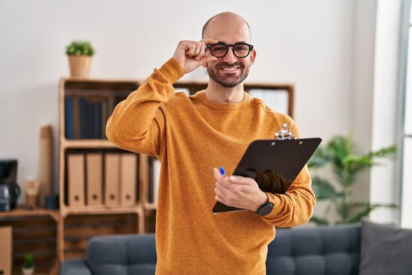 Jovem Trabalhador Negócios Sorrindo Confiante Segurando Prancheta Escritório — Fotografia de Stock