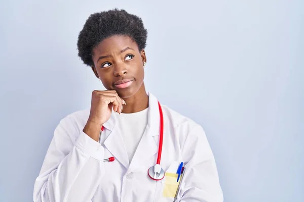 Femme Afro Américaine Portant Uniforme Médecin Stéthoscope Visage Sérieux Penser — Photo