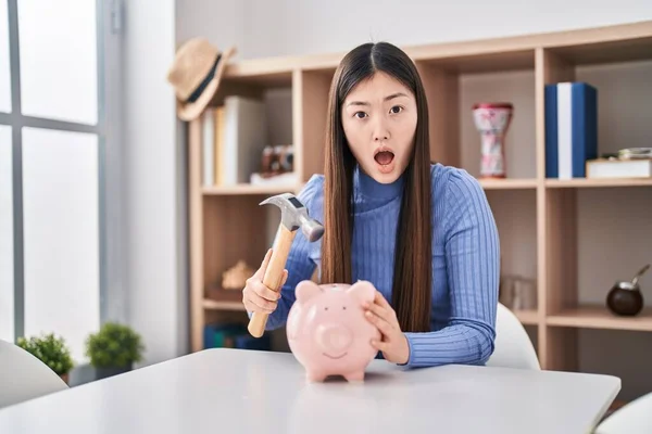 Chinês Jovem Segurando Martelo Porquinho Banco Face Choque Olhando Cético — Fotografia de Stock