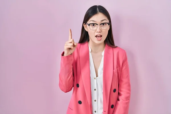 Een Chinese Zakenvrouw Met Een Bril Die Wijst Naar Een — Stockfoto