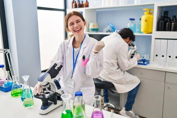 Jovens Duas Pessoas Trabalhando Laboratório Cientista Gritando Orgulhosos Celebrando Vitória — Fotografia de Stock