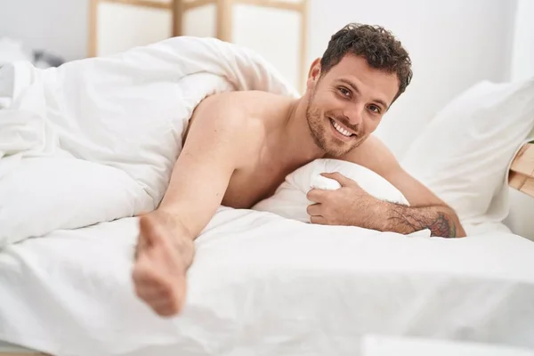 Joven Hombre Hispano Sonriendo Confiado Acostado Cama Dormitorio — Foto de Stock