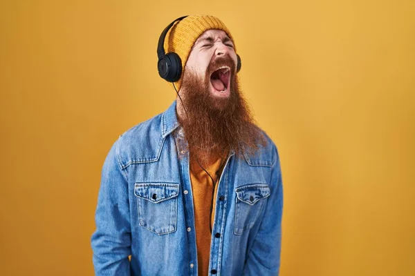 Белый Мужчина Длинной Бородой Слушает Музыку Используя Наушники Злой Безумный — стоковое фото