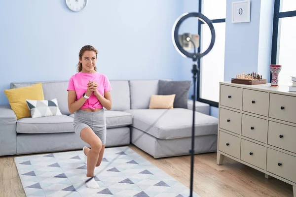 Joven Hermosa Mujer Hispana Sonriendo Confiada Teniendo Clase Yoga Línea — Foto de Stock