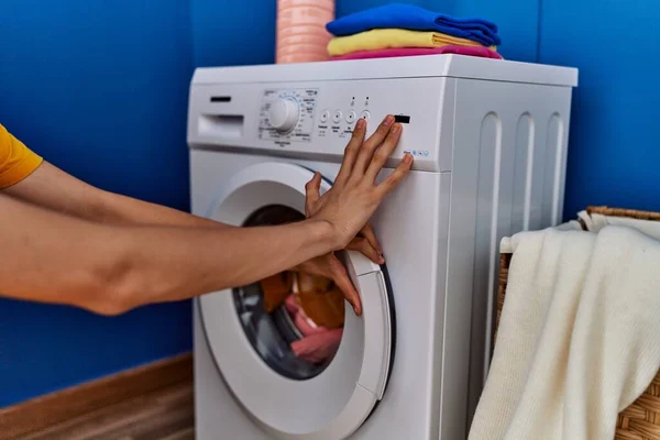 Genç Sarışın Adam Çamaşır Odasında Çamaşır Makinesini Açıyor — Stok fotoğraf