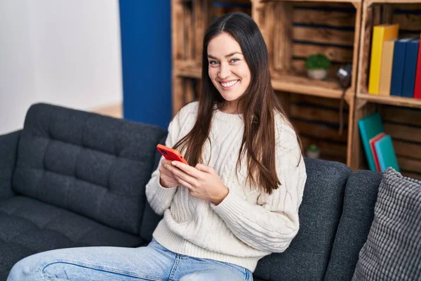 Jovem Mulher Usando Smartphone Sentado Sofá Casa — Fotografia de Stock