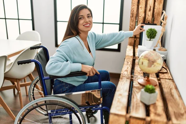 Mladá Žena Drží Knihu Sedí Invalidním Vozíku Pracuje Doma — Stock fotografie