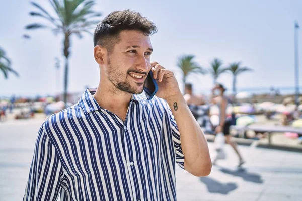 Ung Stilig Man Pratar Med Telefonen Vid Havet — Stockfoto
