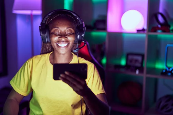 Африканская Американка Играет Видеоигры Смартфоном Выглядит Позитивно Счастливо Стоя Улыбаясь — стоковое фото