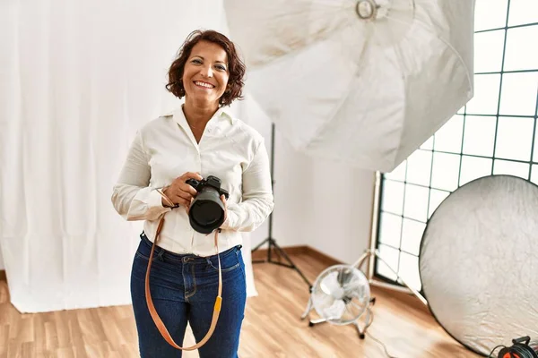 Jong Hispanic Fotograaf Vrouw Glimlachen Gelukkig Met Behulp Van Camera — Stockfoto