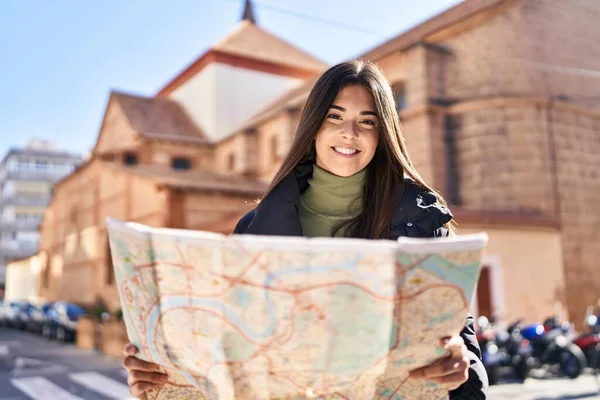 Jovem Bela Mulher Hispânica Sorrindo Confiante Segurando Mapa Cidade Rua — Fotografia de Stock