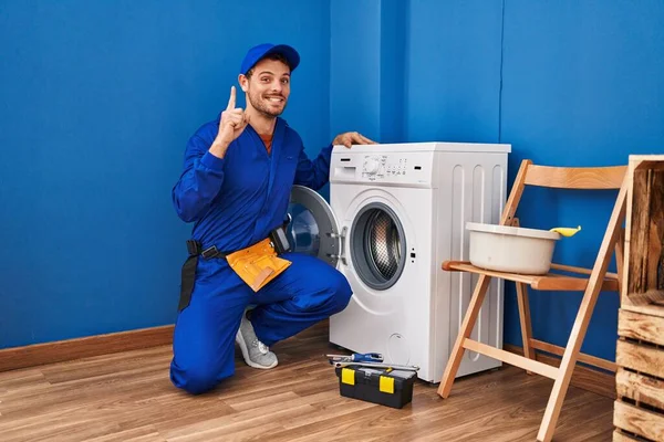 Jonge Spaanse Man Die Werkt Aan Wasmachine Verrast Met Een — Stockfoto