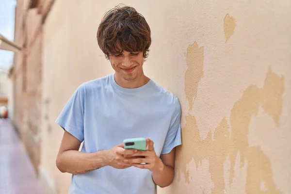 Sokakta Akıllı Telefon Kullanan Kendine Güvenen Genç Sarışın Adam — Stok fotoğraf