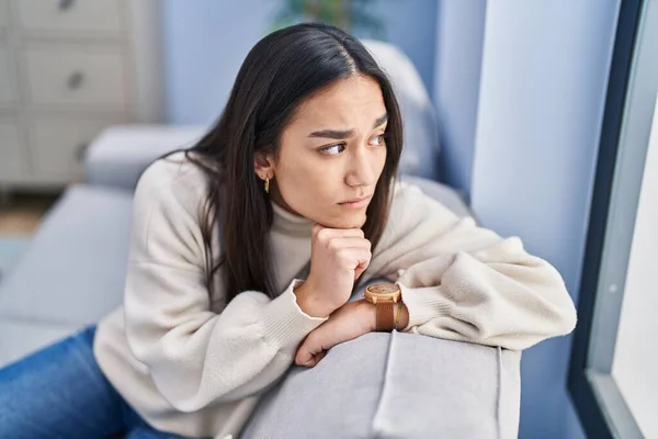 Junge Hispanische Frau Sitzt Gestresst Hause Auf Sofa — Stockfoto