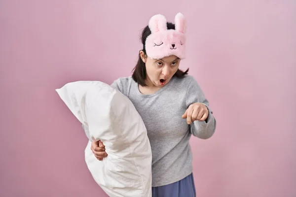 Mulher Com Síndrome Usando Máscara Dormir Abraçando Travesseiro Apontando Para — Fotografia de Stock