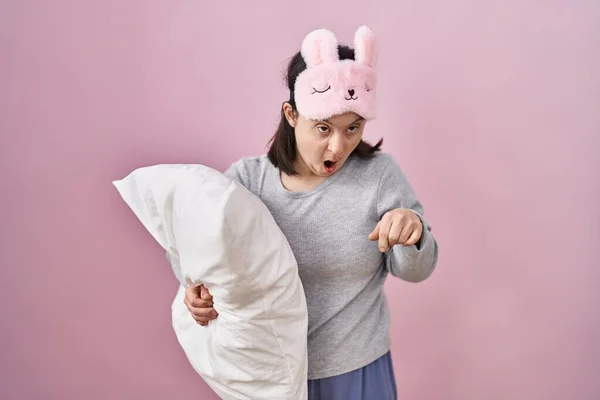 Mujer Con Síndrome Con Máscara Dormir Abrazo Almohada Apuntando Hacia —  Fotos de Stock