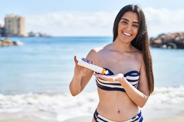 Jonge Spaanse Vrouw Draagt Bikini Staande Met Zonnebrandcrème Aan Zee — Stockfoto