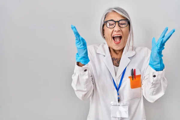 Mujer Mediana Edad Con Pelo Gris Vistiendo Bata Científica Celebrando —  Fotos de Stock