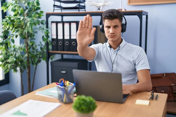 Joven Hispano Trabajando Oficina Usando Auriculares Haciendo Dejar Cantar Con — Foto de Stock