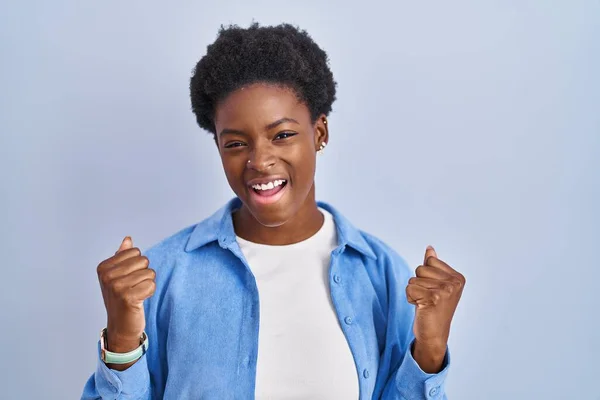 Mavi Arka Planda Dikilen Afrikalı Amerikalı Kadın Şaşkınlığı Şaşkınlığı Kutluyor — Stok fotoğraf