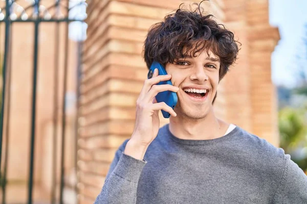 Молодий Іспаномовний Чоловік Посміхається Впевнено Говорити Смартфону Вулиці — стокове фото