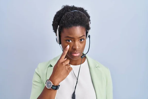 Afro Amerikaanse Vrouw Draagt Call Center Agent Headset Wijzen Naar — Stockfoto