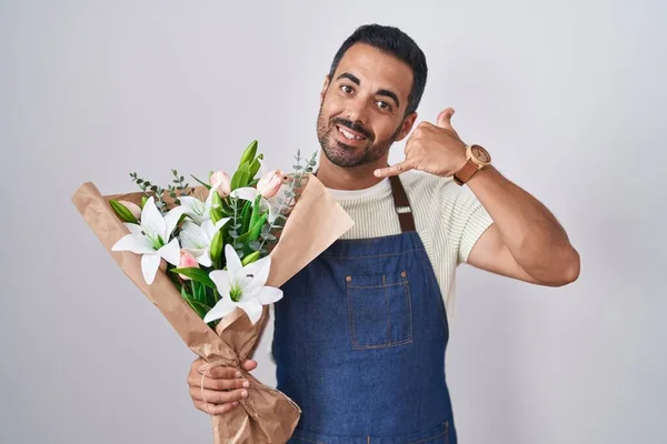 Homem Hispânico Com Barba Trabalhando Como Florista Sorrindo Fazendo Gesto — Fotografia de Stock