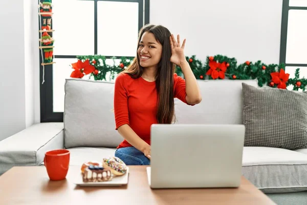 Wanita Berambut Cokelat Muda Menggunakan Laptop Duduk Sofa Pada Hari — Stok Foto