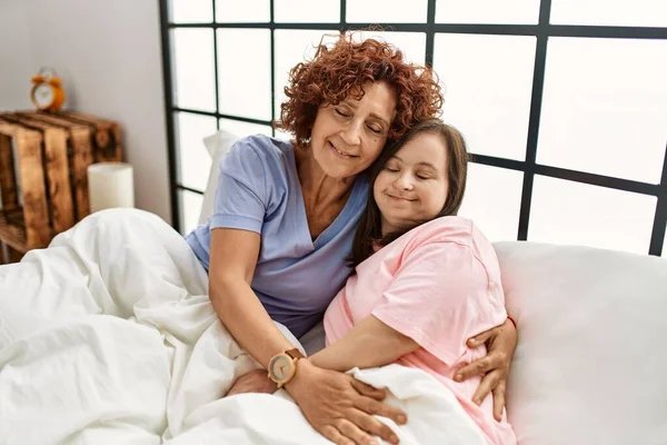 Μητέρα Και Κάτω Σύνδρομο Κόρη Χαλαρωτική Confortable Στο Κρεβάτι Αγκαλιάζει — Φωτογραφία Αρχείου