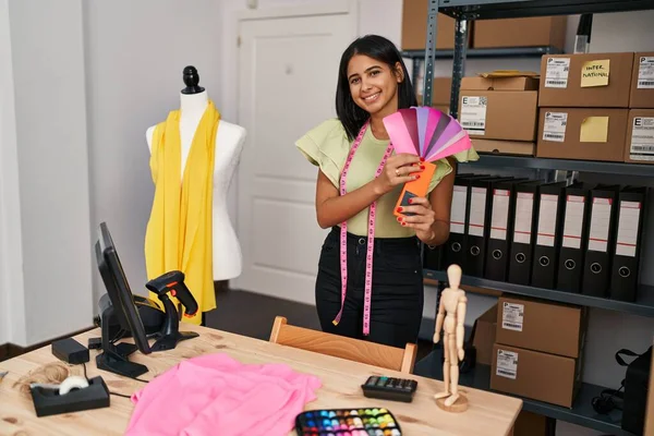 Genç Latin Kadın Dış Ticaret Işçisi Tasarımcı Stüdyosunda Kumaş Rengi — Stok fotoğraf